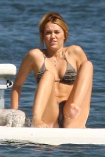 Miley Cyrus feet photo thumbnail