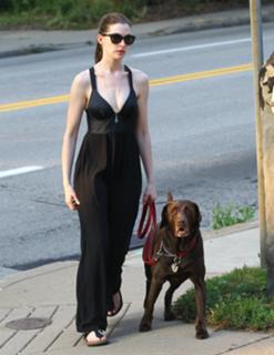 Anne Hathaway feet photo thumbnail