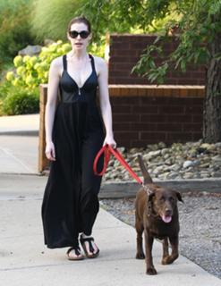 Anne Hathaway feet photo thumbnail