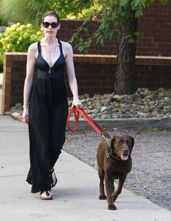 Anne Hathaway feet photo thumbnail
