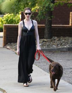 Anne Hathaway feet photo thumbnail