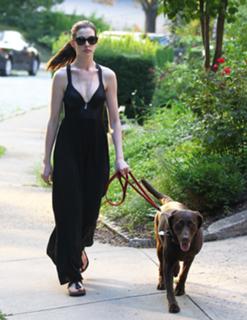 Anne Hathaway feet photo thumbnail