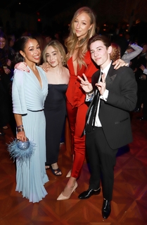 Sabrina Carpenter feet photo thumbnail