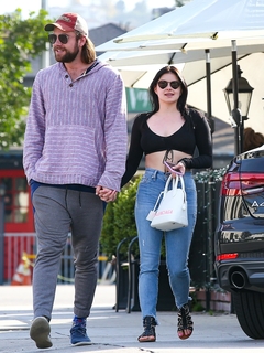 Ariel Winter feet photo thumbnail
