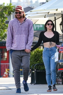 Ariel Winter feet photo thumbnail