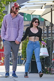 Ariel Winter feet photo thumbnail