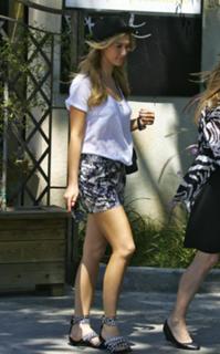 Delta Goodrem feet photo thumbnail