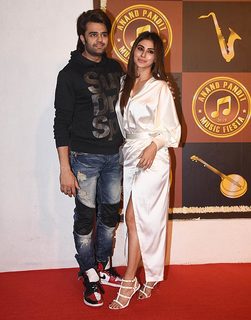 Mouni Roy feet photo thumbnail