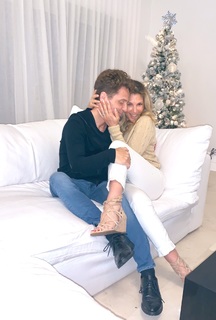 Daisy Fuentes feet photo thumbnail