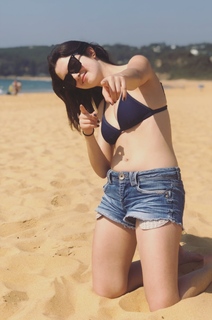 Laura Marano feet photo thumbnail