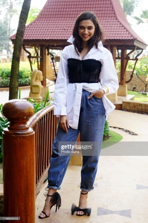 Deepika Padukone feet photo thumbnail