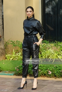 Deepika Padukone feet photo thumbnail