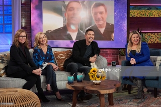 Angela Kinsey feet photo thumbnail