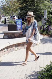 Ashley Tisdale feet photo thumbnail