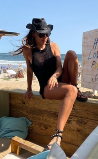 Carolina Ardohain feet photo thumbnail