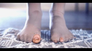 Kaya Scodelario feet photo thumbnail
