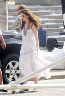Anne Hathaway feet photo thumbnail