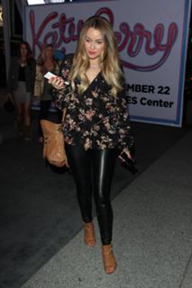 Lauren Conrad feet photo thumbnail