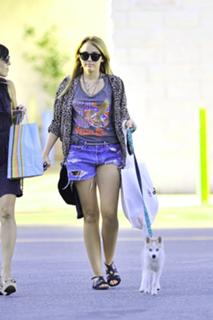 Miley Cyrus feet photo thumbnail