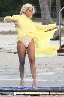 Rita Ora feet photo thumbnail