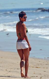 Halle Berry feet photo thumbnail