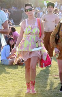 Katy Perry feet photo thumbnail