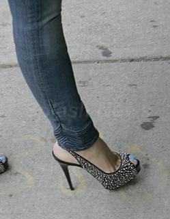 Katy Perry feet photo thumbnail