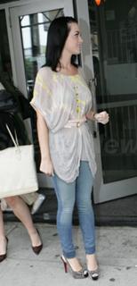 Katy Perry feet photo thumbnail