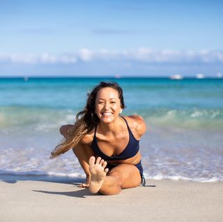 Kino MacGregor feet photo thumbnail