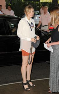 Elizabeth Olsen feet photo thumbnail