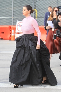 Selena Gomez feet photo thumbnail