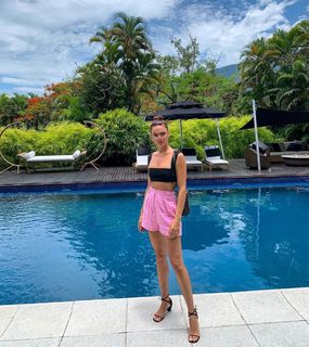Isis Valverde feet photo thumbnail