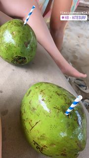 Larissa Manoela feet photo thumbnail