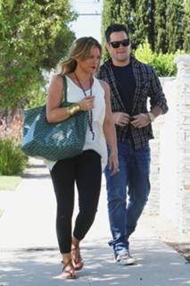 Hilary Duff feet photo thumbnail