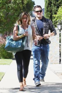Hilary Duff feet photo thumbnail