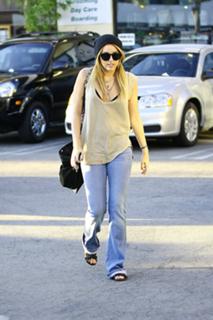 Miley Cyrus feet photo thumbnail