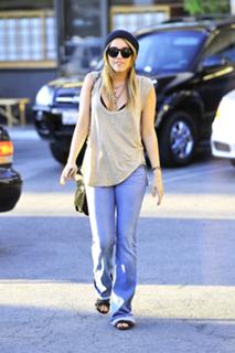 Miley Cyrus feet photo thumbnail