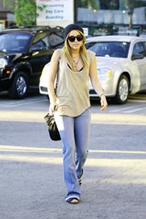 Miley Cyrus feet photo thumbnail