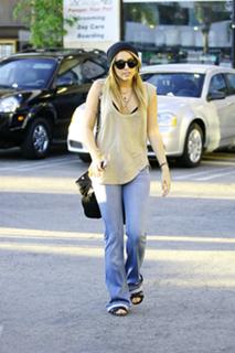 Miley Cyrus feet photo thumbnail