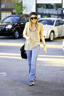 Miley Cyrus feet photo thumbnail