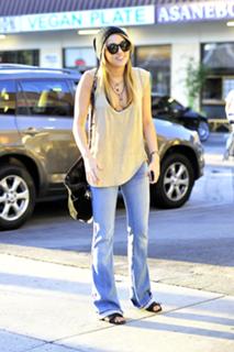 Miley Cyrus feet photo thumbnail