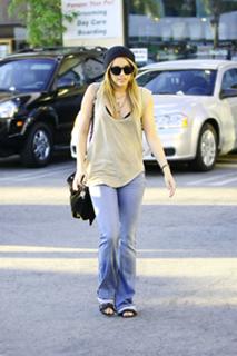 Miley Cyrus feet photo thumbnail