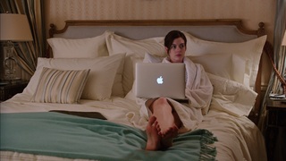 Anne Hathaway feet photo thumbnail
