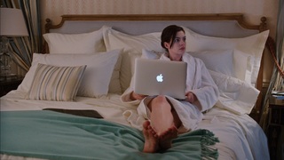 Anne Hathaway feet photo thumbnail