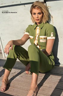 Laura Vandervoort feet photo thumbnail