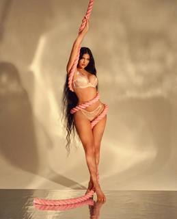 Kylie Jenner feet photo thumbnail