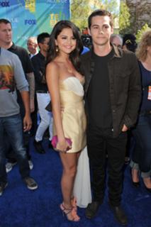 Selena Gomez feet photo thumbnail