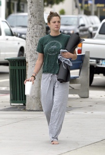 Drew Barrymore feet photo thumbnail