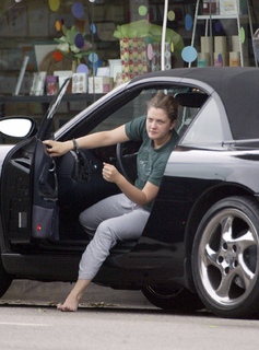 Drew Barrymore feet photo thumbnail