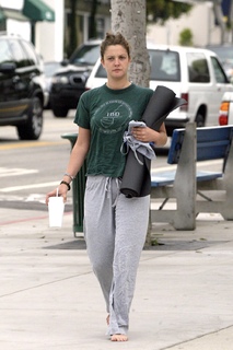 Drew Barrymore feet photo thumbnail